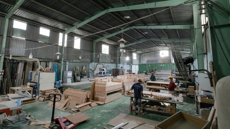 Bên trong Xưởng Mộc Sài Gòn: thợ đang gia công tủ gỗ công nghiệp, ván cắt sẵn xếp trên sàn xưởng